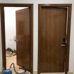 Cửa ABS Và Composite: Ai Mới Là “Ông Hoàng” Phòng Ngủ?