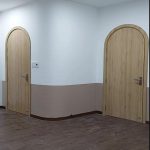 Nên Chọn Cửa Nhựa Composite Hay Cửa Gỗ Công Nghiệp
